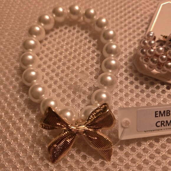 Cute pearl expandable bracelet with gold bow accent & pearl hoops to match - Picture 3 of 4